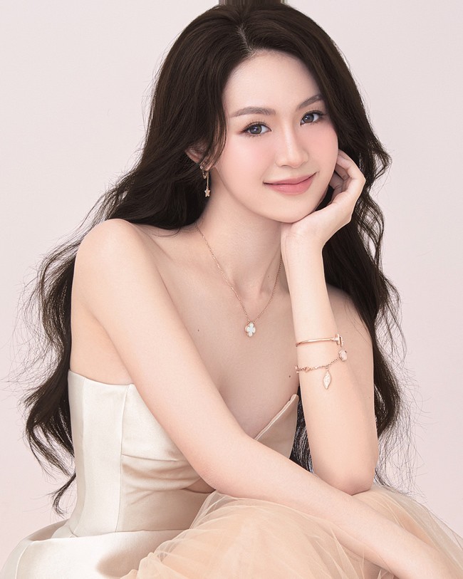 Đậu Hải Minh Anh (sinh năm 1999, quê Nghệ An) được  mệnh danh là "bản sao hoa hậu Thu Thảo". 
