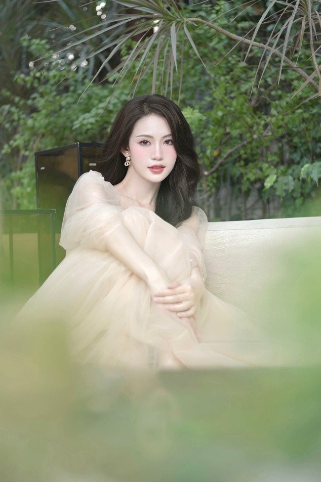 Vẻ đẹp sang chảnh, cuốn hút của &#34;nàng thơ xứ Nghệ&#34; khiến nhiều người mê đắm.
