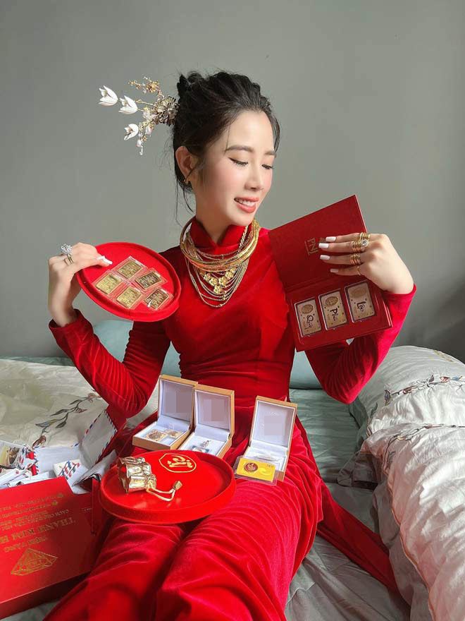 Cuộc sống như mơ của cặp chị em đeo vàng kín người trong ngày cưới - 3