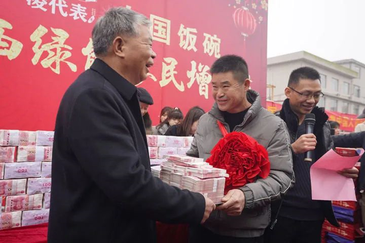 Năm nay là năm thứ 13 liên tiếp, ông Ling Jihe một doanh nhân ở Anyi (Giang Tây, Trung Quốc) phát thưởng cho những người nông dân làm việc cùng với công ty của ông. 
