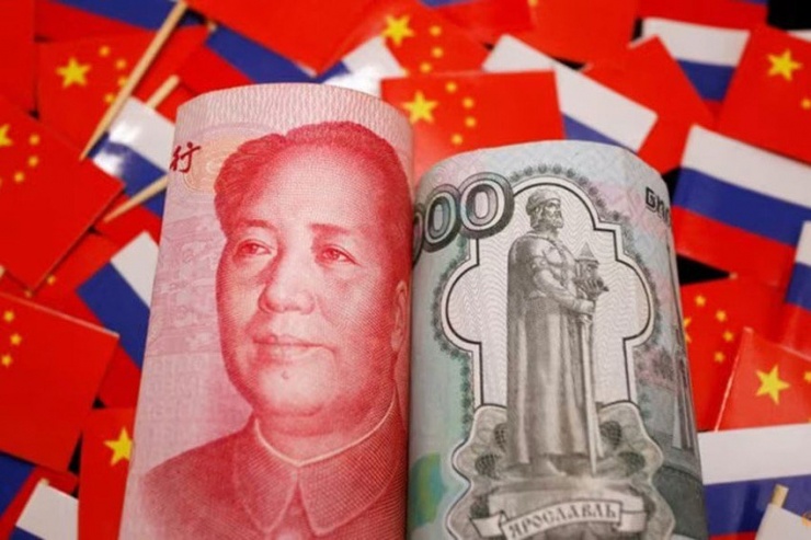 Đồng nhân dân tệ của Trung Quốc (trái) và đồng rúp của Nga. Ảnh: REUTERS