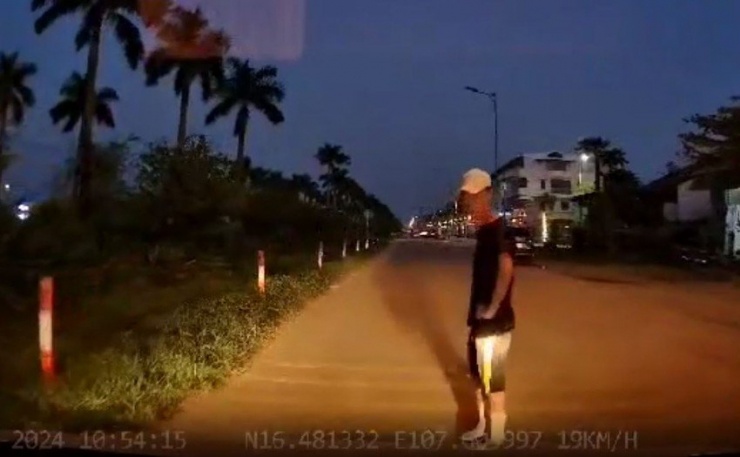 Nguyễn Tấn Sang thường có hành vi chặn xe người đi đường. Ảnh: Người dân cung cấp