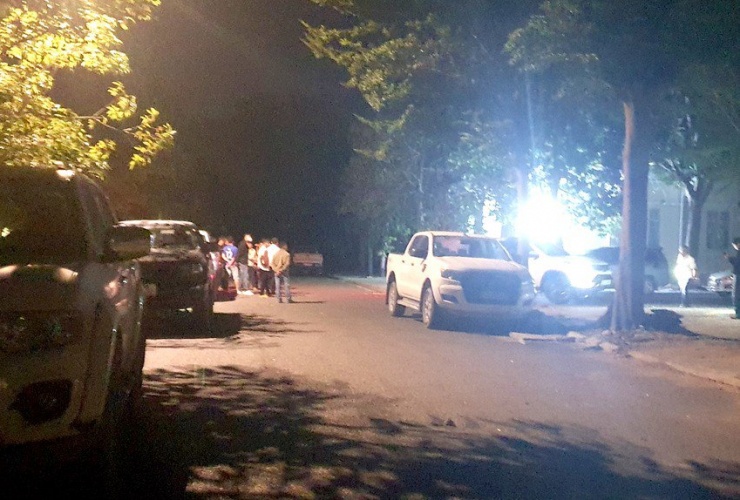 Đồng nghiệp tập trung tại nhà đại thể Bệnh viện Đa khoa tỉnh Ninh Thuận chờ lo hậu sự cho ông T. Ảnh: H.H