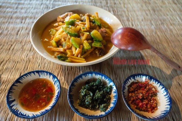 Tô canh tro nóng hổi cùng những chén gia vị