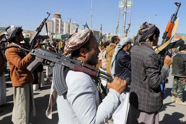 Các tay súng Houthi mới được chiêu mộ trong buổi lễ kết thúc khóa huấn luyện ở Sanaa - Yemen hôm 11-1. Ảnh: Reuters