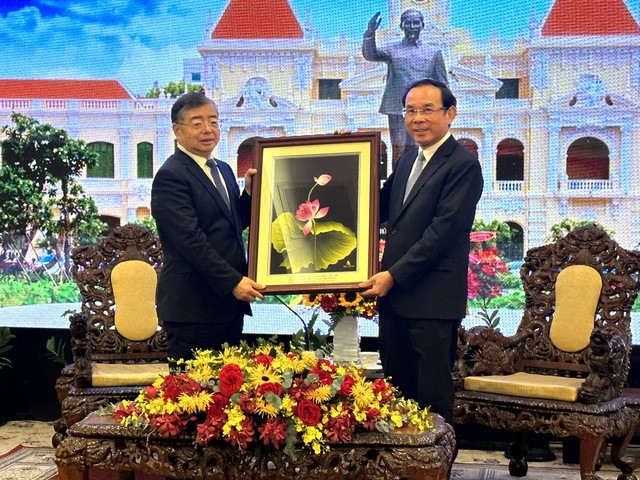 Bí thư Thành ủy TP HCM Nguyễn Văn Nên tặng quà lưu niệm cho Trưởng Ban Tuyên truyền Trung ương Đảng Cộng sản Trung Quốc Lý Thư Lỗi. Ảnh: Xuân Mai