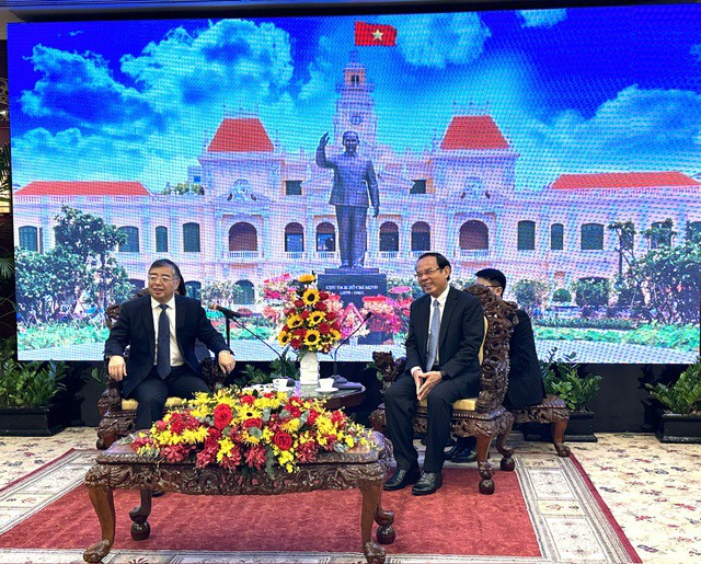 Bí thư Thành ủy Nguyễn Văn Nên tiếp Trưởng Ban Tuyên truyền Trung ương Đảng Cộng sản Trung Quốc Lý Thư Lỗi hôm 12-1. Ảnh: Xuân Mai