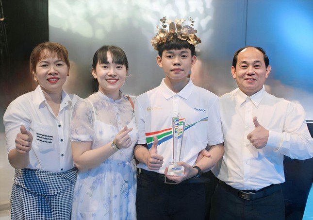 Trần Trung Kiên, học sinh lớp 11 Trường THPT Lê Hồng Phong (Phú Yên) cùng người thân trong gia đình sau chiến thắng cuộc thi quý I Đường lên đỉnh Olympia 24. Ảnh: NVCC