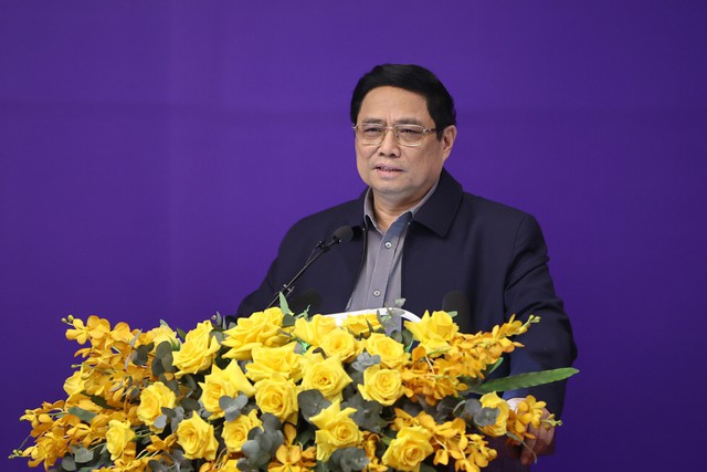Thủ tướng Phạm Minh Chính phát biểu tại buổi làm việc với EVN. Ảnh: Nhật Bắc