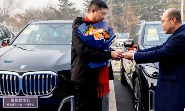 "Công ty nhà người ta" thưởng Tết nhân viên bằng xe BMW