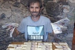 Phi thường - kỳ quặc - Sửa ngôi nhà cũ mới mua, người đàn ông bất ngờ tìm thấy 1,4 tỷ đồng giấu trong tường