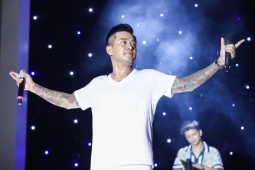 Nhạc - Tuấn Hưng phủ nhận thông tin dùng 2 micro khi hát vì giọng yếu