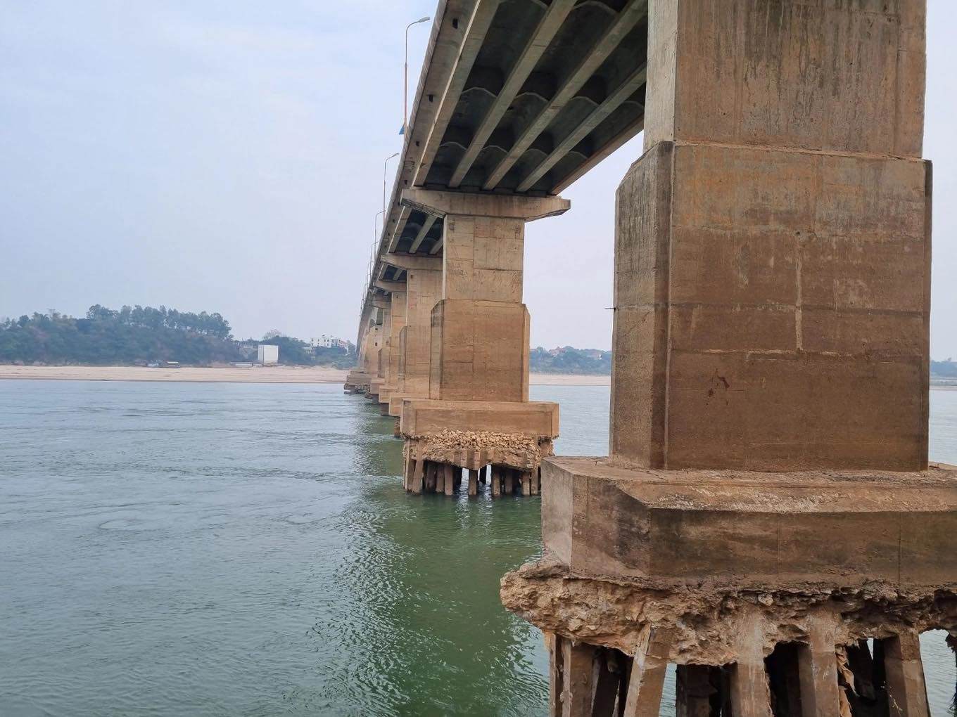 Cầu nối Hà Nội - Phú Thọ trơ trụ móng: Đề xuất phương án sửa chữa - 1