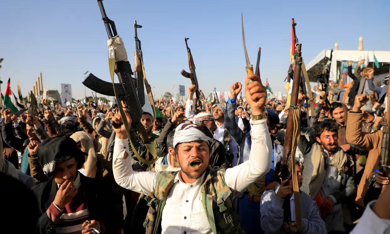 Các tay súng Houthi tuyên bố trả đũa&nbsp;sau vụ tập kích hôm 11/1 của Mỹ, Anh (ảnh: AP)