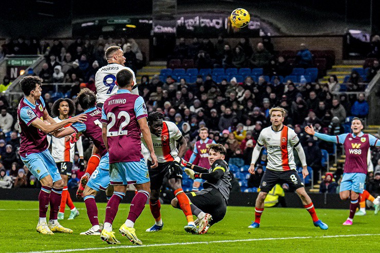 Tình huống Luton Town gỡ hòa ở phút bù giờ gây tranh cãi