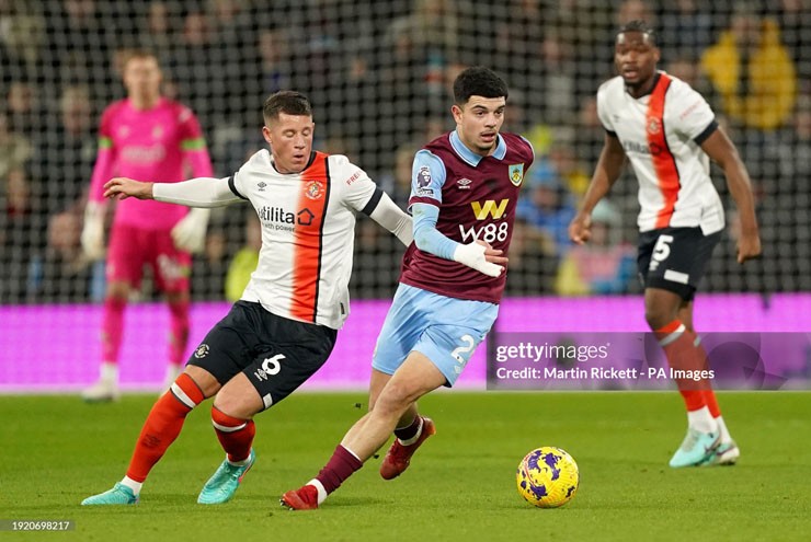 Trận đấu giữa Burnley (áo sẫm) và Luton Town diễn ra hấp dẫn