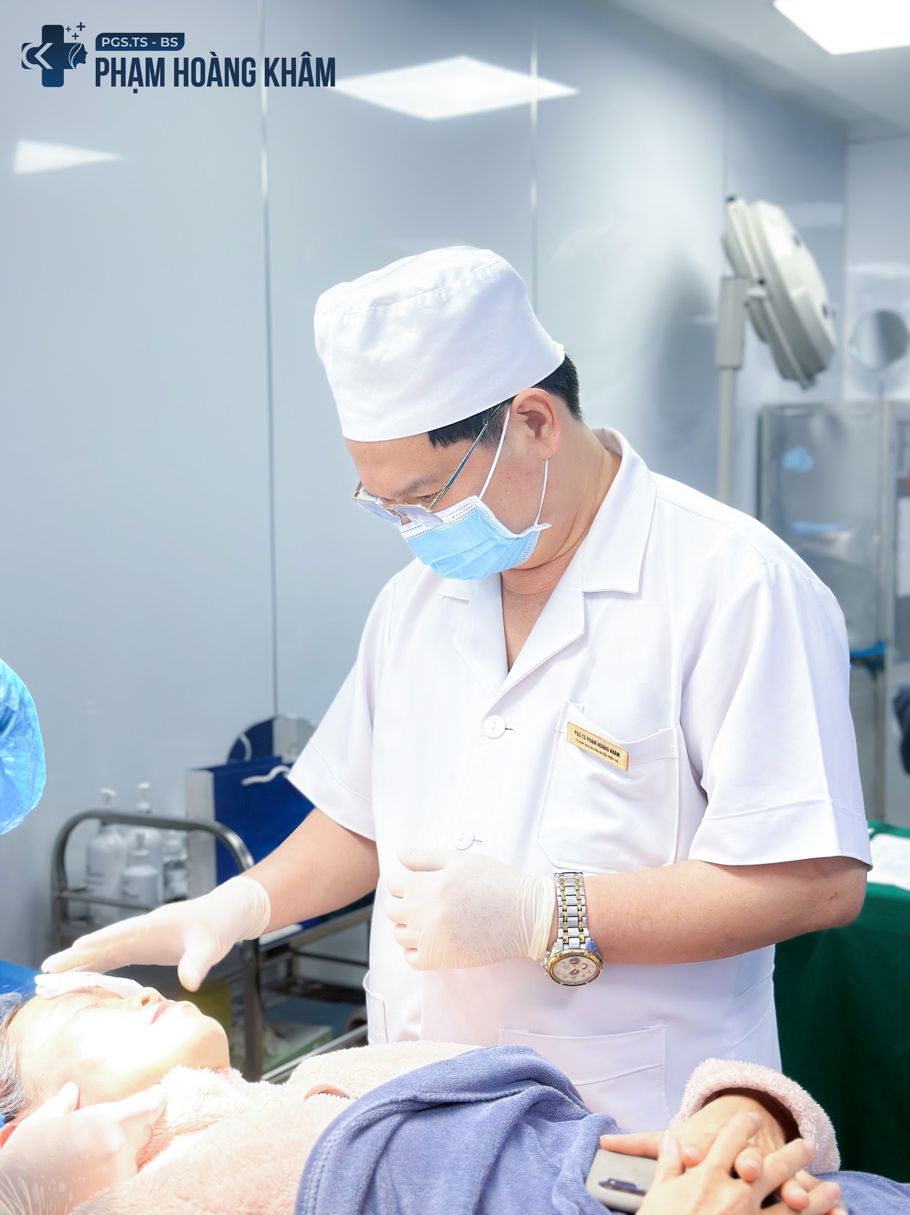 PGS.TS. Phạm Hoàng Khâm đang thực hiện điều trị lõm hóp bằng Làm đầy tự thân Maxfill Nano cho khách hàng