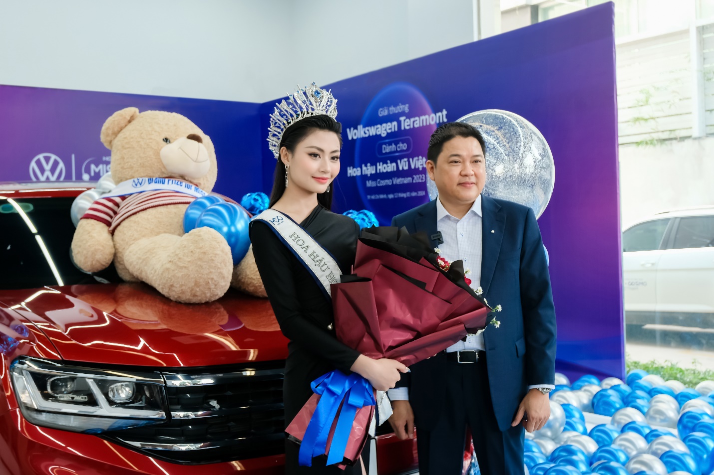 Volkswagen Việt Nam trao giải thưởng xe SUV cao cấp Volkswagen Teramont cho Hoa hậu Bùi Thị Xuân Hạnh - 1