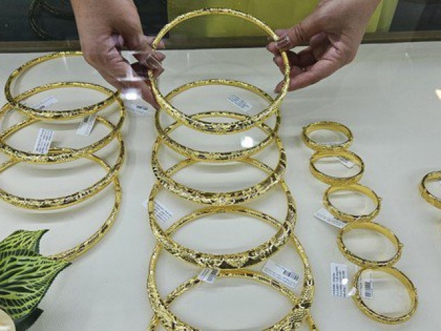 Kinh doanh - Giá vàng SJC lập đỉnh của năm, có nên mua vào lúc này?