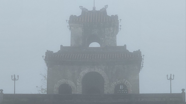 Chiêm ngưỡng vẻ đẹp xứ Huế trong làn sương mờ ảo
