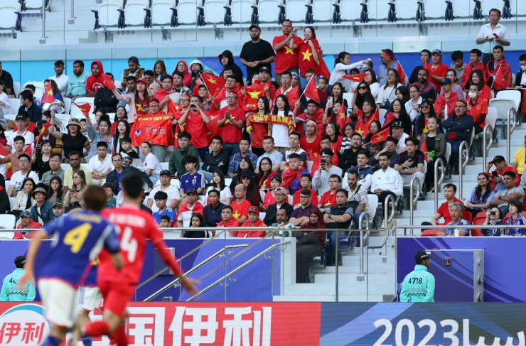 Trong ngày ra quân của ĐT Việt Nam tại Asian Cup 2024, không ít cổ động viên của "Những chiến binh sao vàng" đã tới sân cổ vũ trực tiếp cho thầy trò HLV Troussier