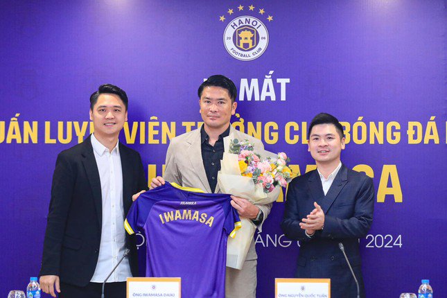 HLV Daiki Iwamasa chính thức ra mắt Hà Nội FC vào sáng 13/1.