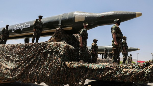 Tên lửa của Houthi được phô diễn tại một buổi duyệt binh của nhóm. Ảnh: Skynews