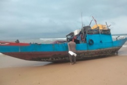 Tin tức trong ngày - Phát hiện "tàu ma" trôi dạt vào bờ biển Quảng Bình