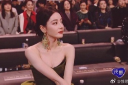 Thời trang - Địch Lệ Nhiệt Ba mặc váy tôn vẻ đẹp tự nhiên, trắng mịn