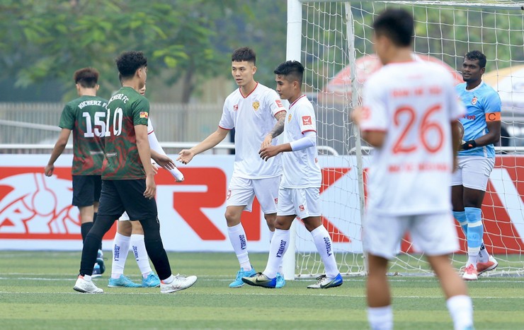 Việt "Hải Dương" (số 9) ghi tới 7 bàn trong chiến thắng 13-3 của Hiếu Hoa trước Kickerz chiều 14/1. Ảnh VietFootball