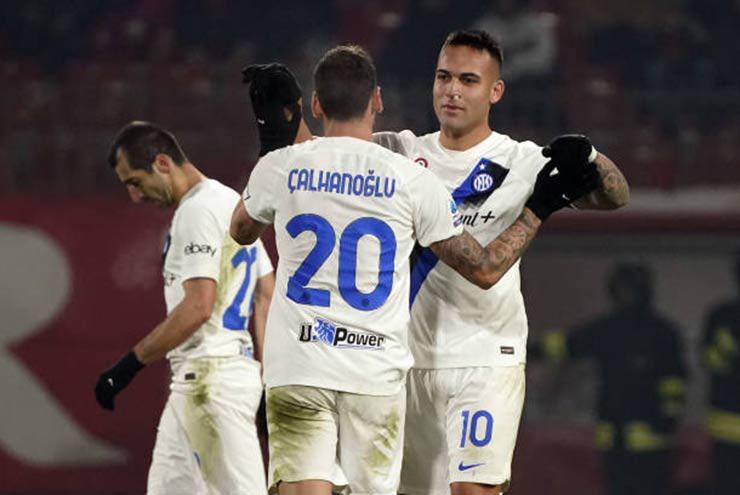 Calhanoglu và Lautaro Martinez mỗi người ghi cú đúp cho Inter Milan