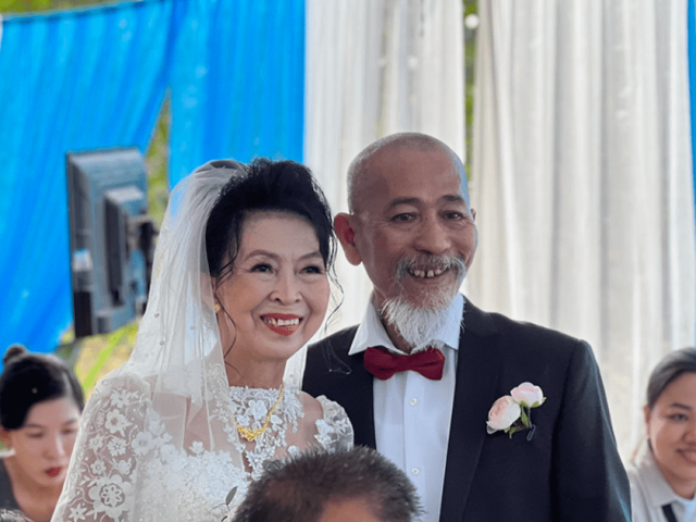 Bạn trẻ - Cuộc sống - Đám cưới "hot" nhất mạng xã hội: Chú rể U70 từ Mỹ về rước cô dâu 62 tuổi sau hơn 4 thập kỷ chờ đợi