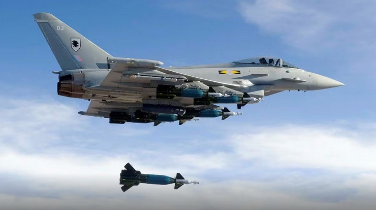 Tiêm kích Typhoon mang theo bom Paveway IV để tập kích Houthi ở Yemen.