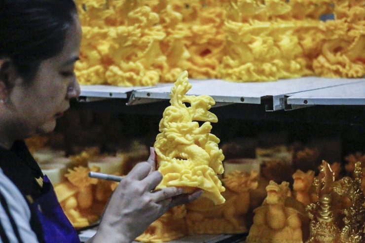 Lấy ý tưởng linh vật năm 2024, một nghệ nhân ở Gia Lâm, Hà Nội tạo ra sản phẩm nến rồng vàng khiến nhiều người thích thú, được săn đón trong dịp Tết Nguyên đán 2024.