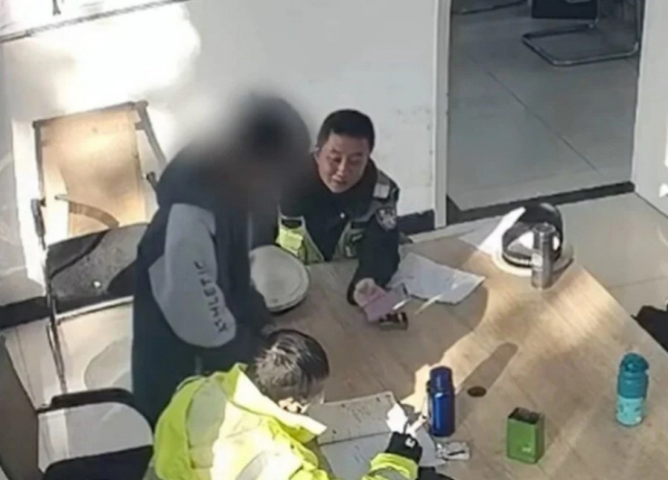 Bị bố mẹ ép học thêm, nam sinh Trung Quốc đến đồn cảnh sát trình báo - 1