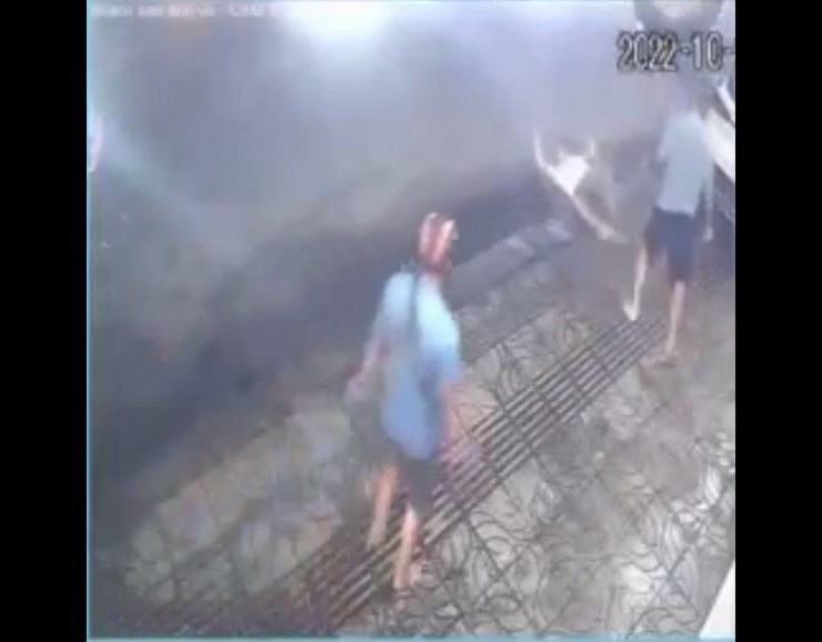 Ông Huỳnh Văn Phồn bị đánh ngã trên nền đường. Ảnh: cắt từ clip