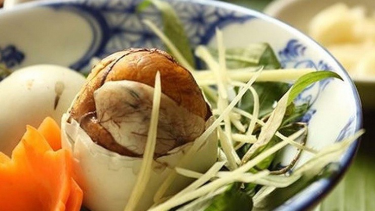 NTK Thái Công ăn trứng vịt lộn bằng 'bộ đồ nghề' 50 triệu đồng, có gì khác biệt? - 9