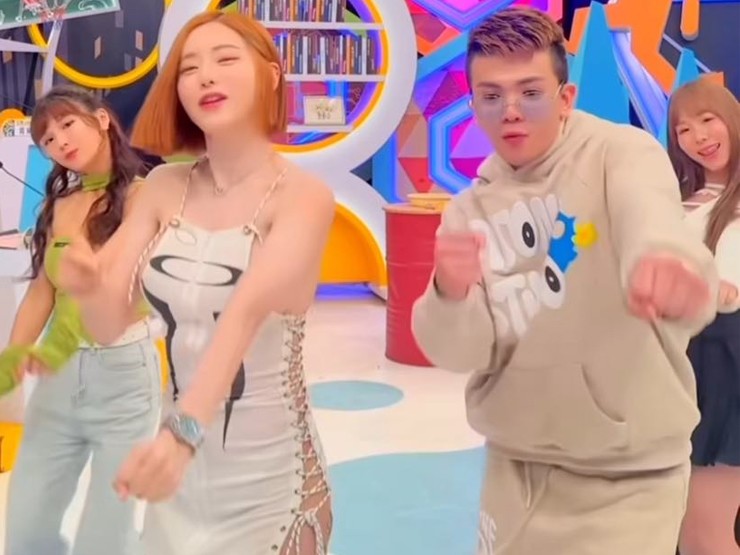Mới đây, DJ người Hàn Quốc - Soda gây tranh cãi khi xuất hiện trên một chương trình tạp kỹ Đài Loan với bộ đồ quá gợi cảm.
