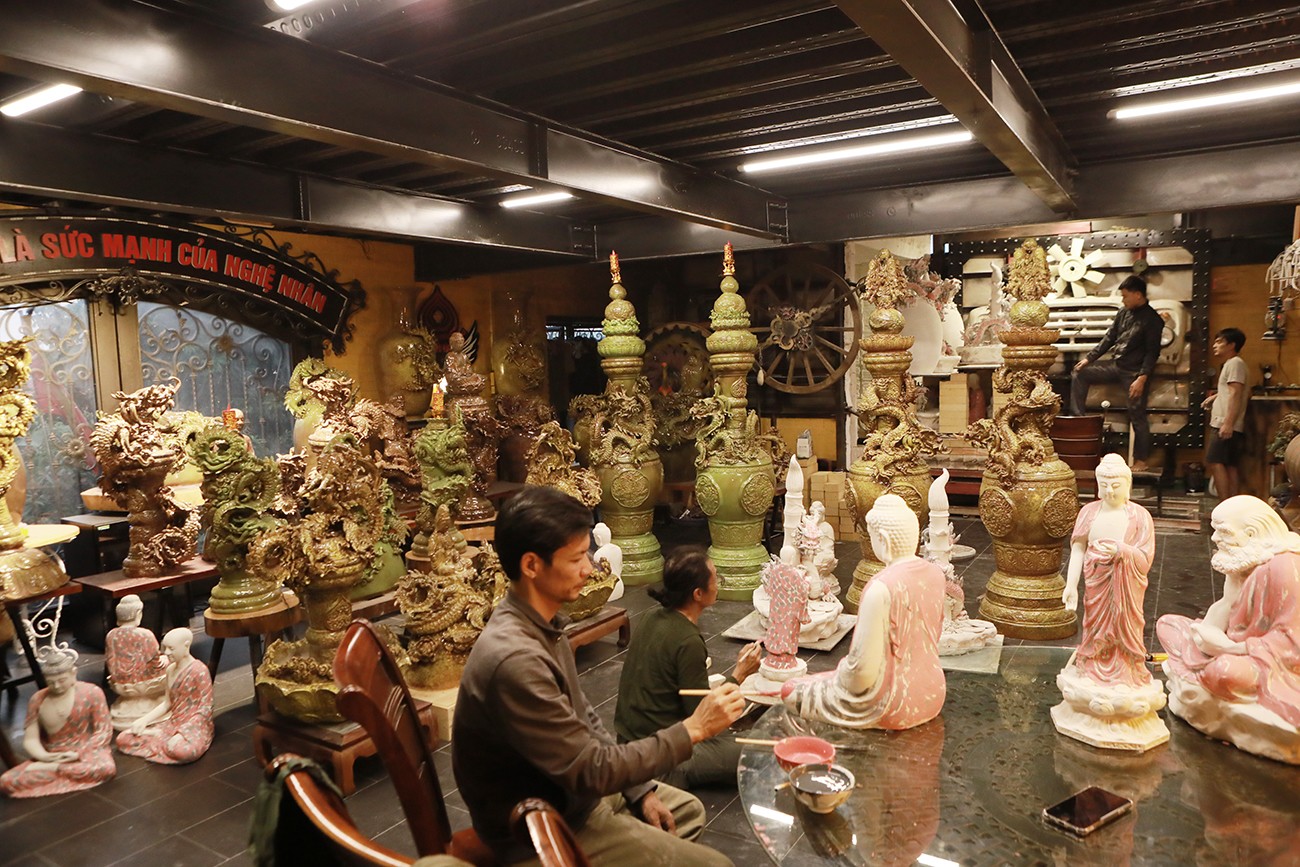 Xưởng gốm phù điêu của nghệ nhân ưu tú Phạm Văn Tuyên (ở xã Tú Sơn, huyện Kiến Thụy, TP. Hải Phòng) đang trưng bày bộ tác phẩm độc đáo có tên “Vũ điệu Bách Long”