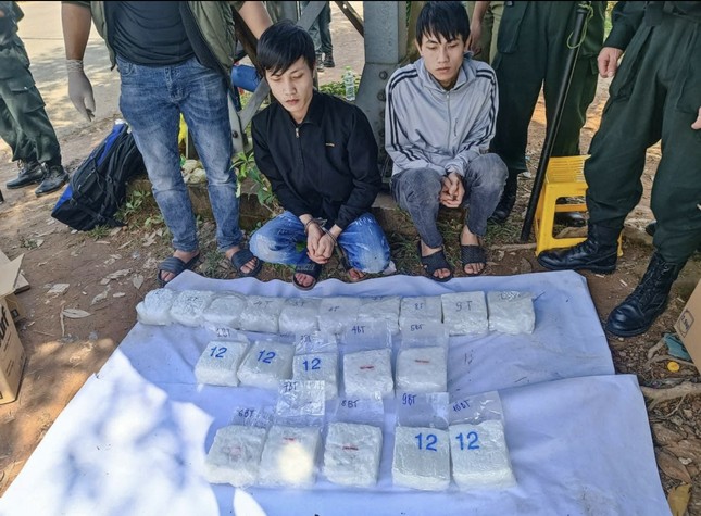 Hai anh em ruột Phạm Duy Trung và Phạm Ngọc Đạt cùng tang vật 20 kg ma túy đá. Ảnh: CA