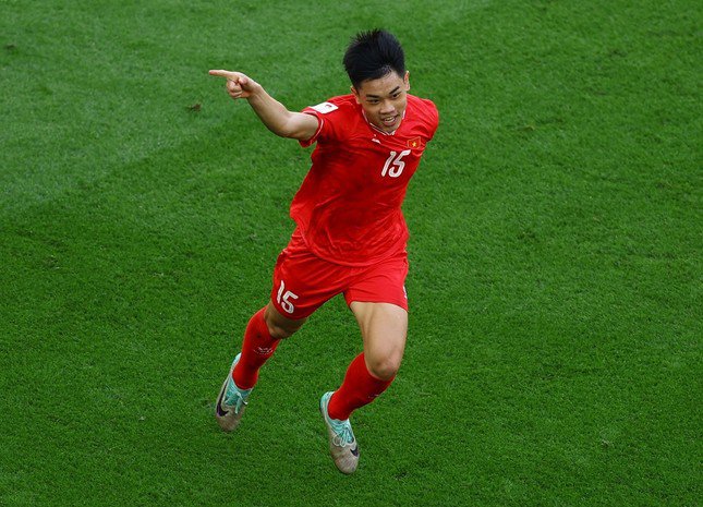 Nguyễn Đình Bắc ăn mừng bàn thắng vào lưới Nhật Bản.