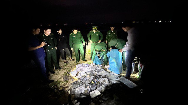 Gần 300 gói chứa chất thể màu trắng với tổng trọng lượng gần 300kg nghi ngờ ma túy được phát hiện ở bãi biển xã Bình Hải, huyện Bình Sơn. Ảnh: V.T