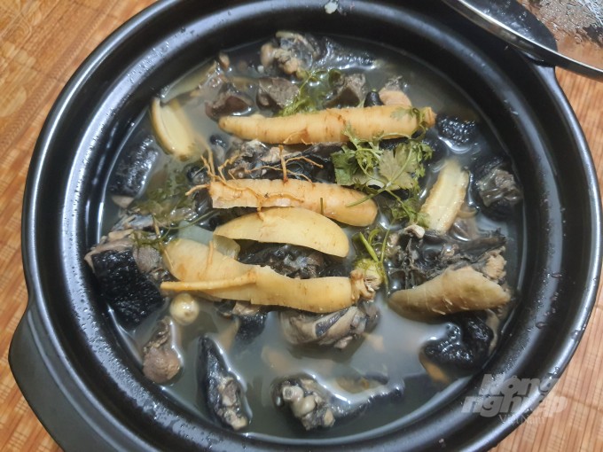Món gà mặt quỷ nấu canh sâm, ngon và bổ dưỡng.