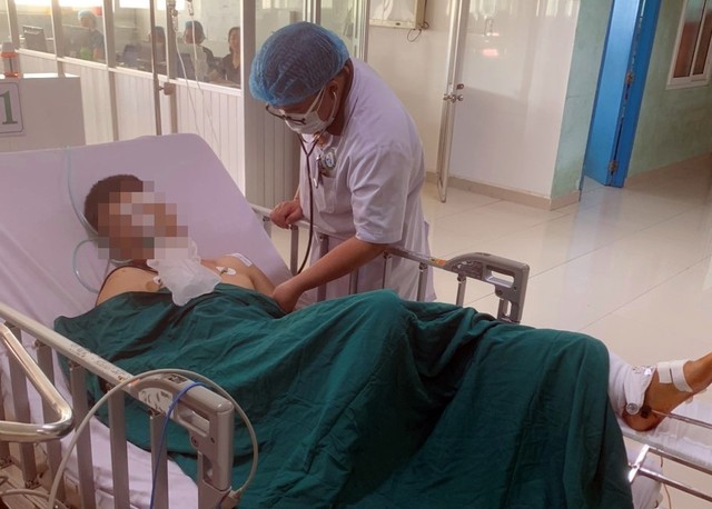 Đại úy Nguyễn Đình Phúc bị thương nặng đang được điều trị tại bệnh viện