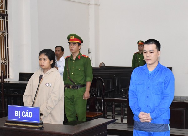 Nhung và Tuấn tại phiên tòa xét xử.