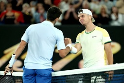 Thể thao - Novak Djokovic mở màn sóng gió, sao 18 tuổi suýt tạo "địa chấn"