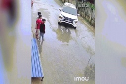 Ô tô - Clip: "Xe tự lái" phiên bản Việt khiến trẻ em bất ngờ lần đầu nhìn thấy