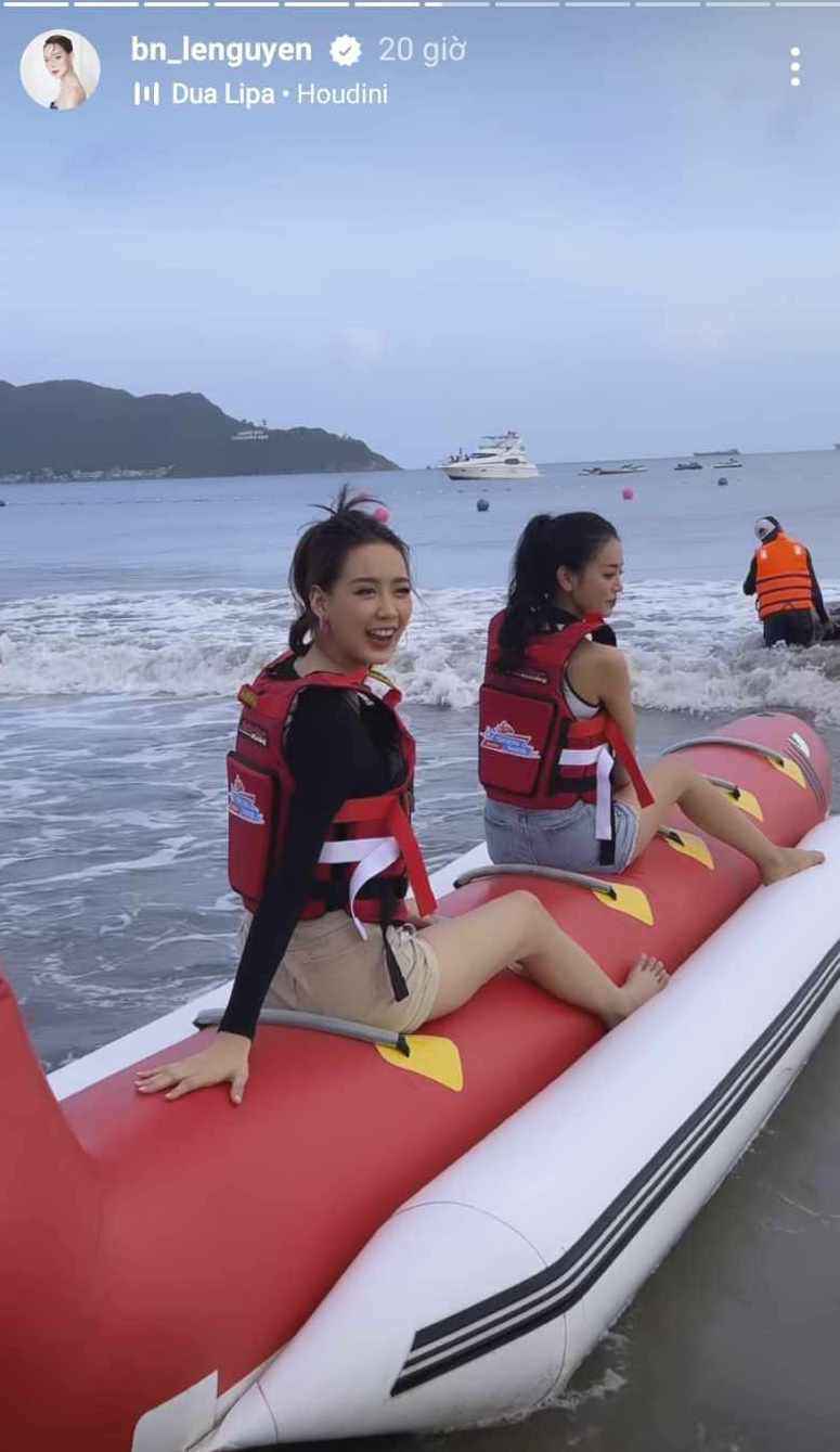 Danh tính 2 mỹ nữ chân thon dài, mặc quần short lái thuyền chuối ở Quy Nhơn - 1