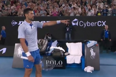 Djokovic chỉ tay vào mặt đối thủ, hét khán giả "hãy im mồm" ở Australian Open