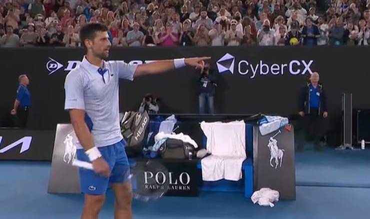 Djokovic chỉ mặt vào Prizmic là hành động muốn khán giả dành cho tay vợt Croatia những tràng pháo tay
